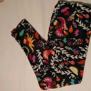 LuLaRoe TC2 Leggings floral with black background